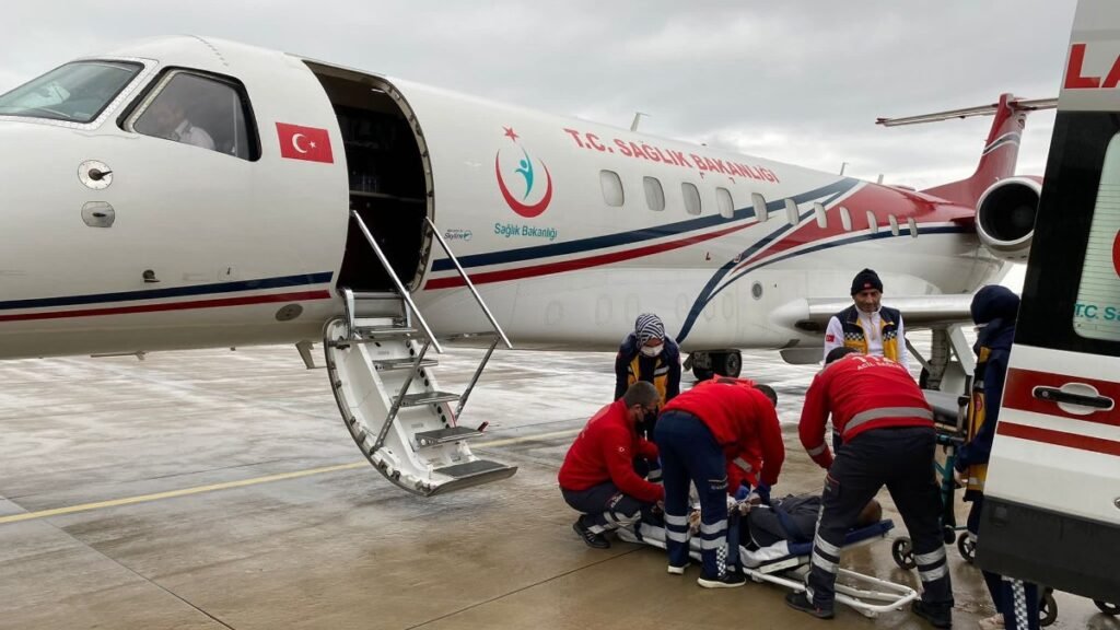 ambulance plane came to the rescue of 3 patients 4vGDvhpv |